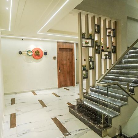 Familia Hotel And Banquets Lucknow Esterno foto