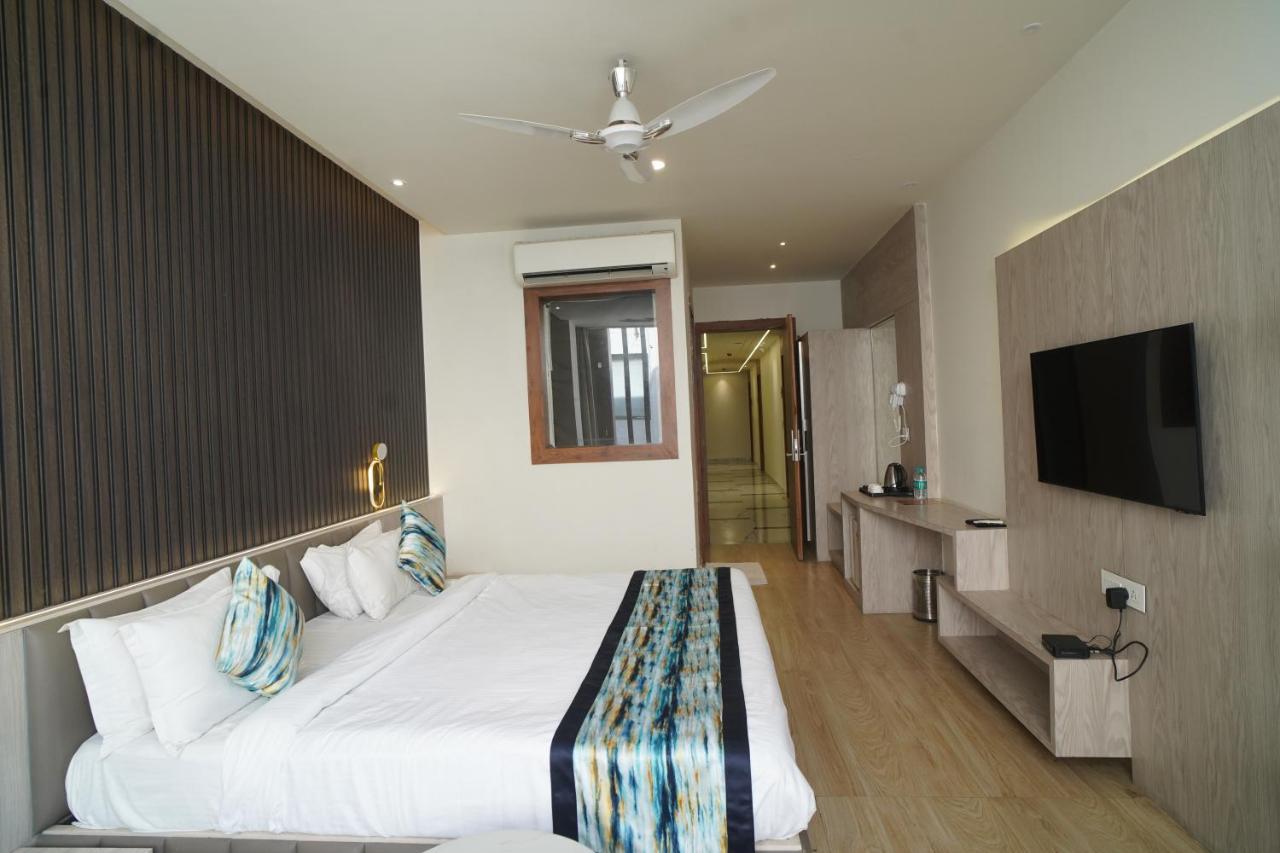 Familia Hotel And Banquets Lucknow Esterno foto