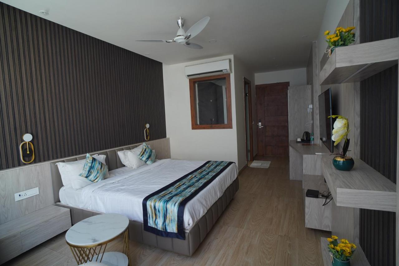 Familia Hotel And Banquets Lucknow Esterno foto