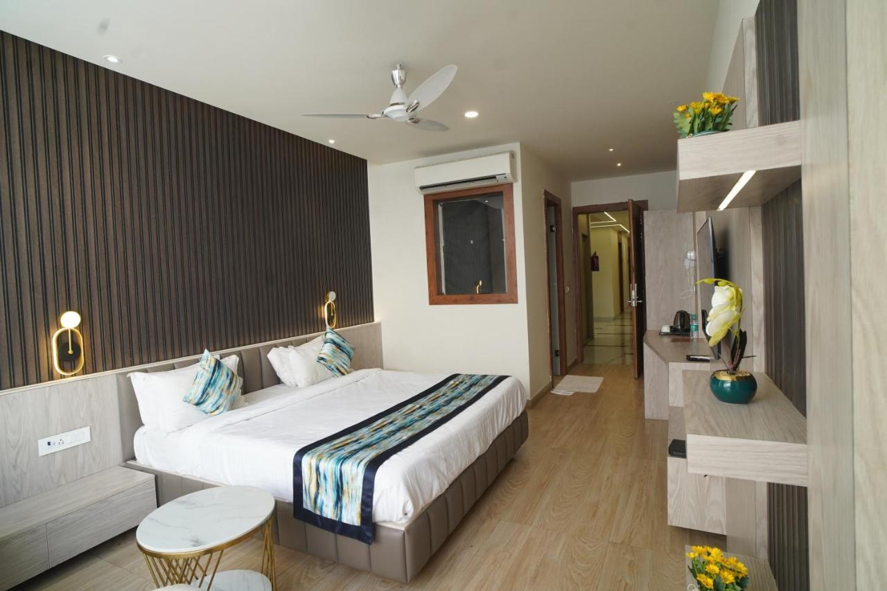 Familia Hotel And Banquets Lucknow Esterno foto