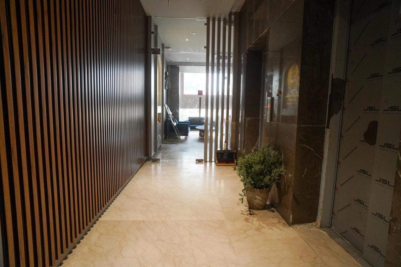 Familia Hotel And Banquets Lucknow Esterno foto