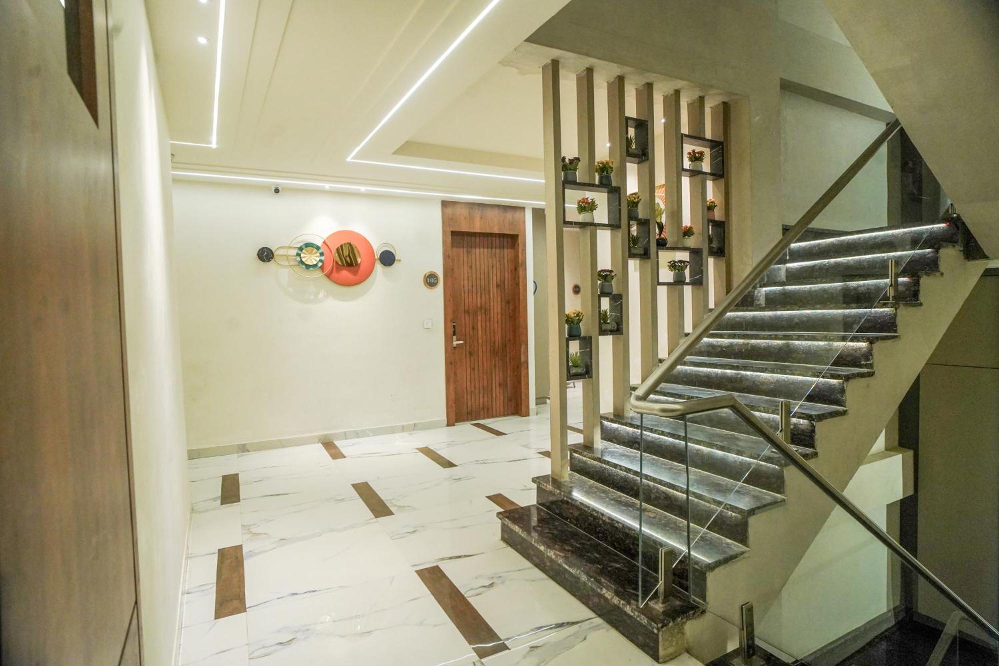 Familia Hotel And Banquets Lucknow Esterno foto