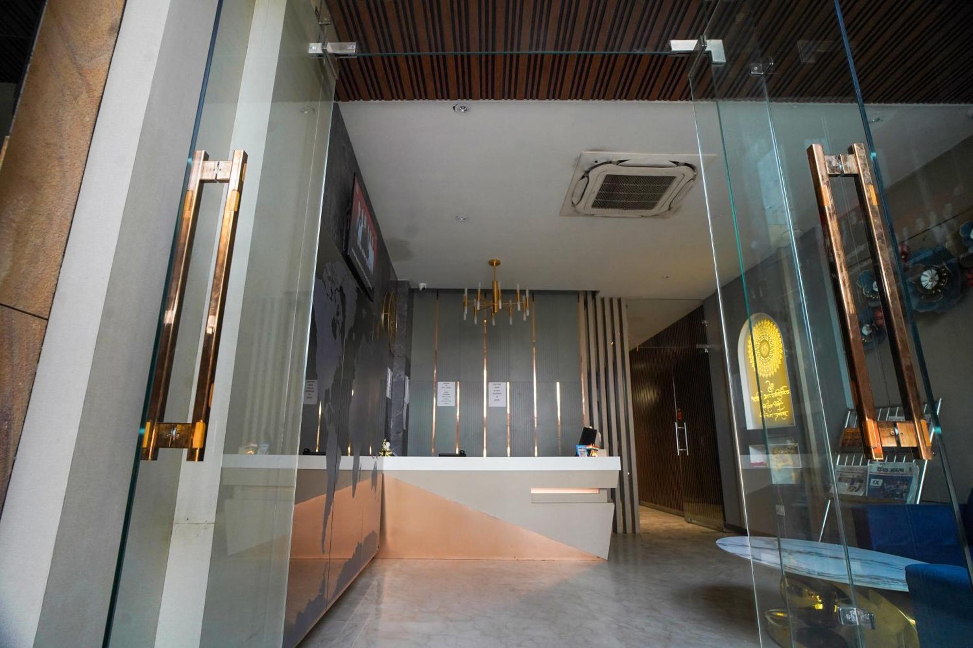 Familia Hotel And Banquets Lucknow Esterno foto