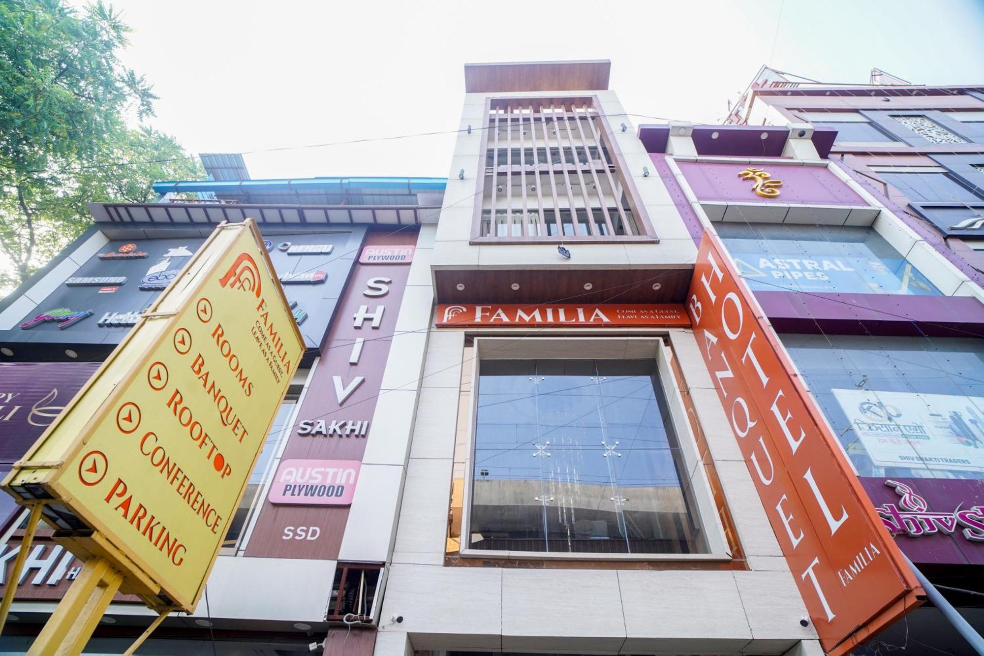 Familia Hotel And Banquets Lucknow Esterno foto