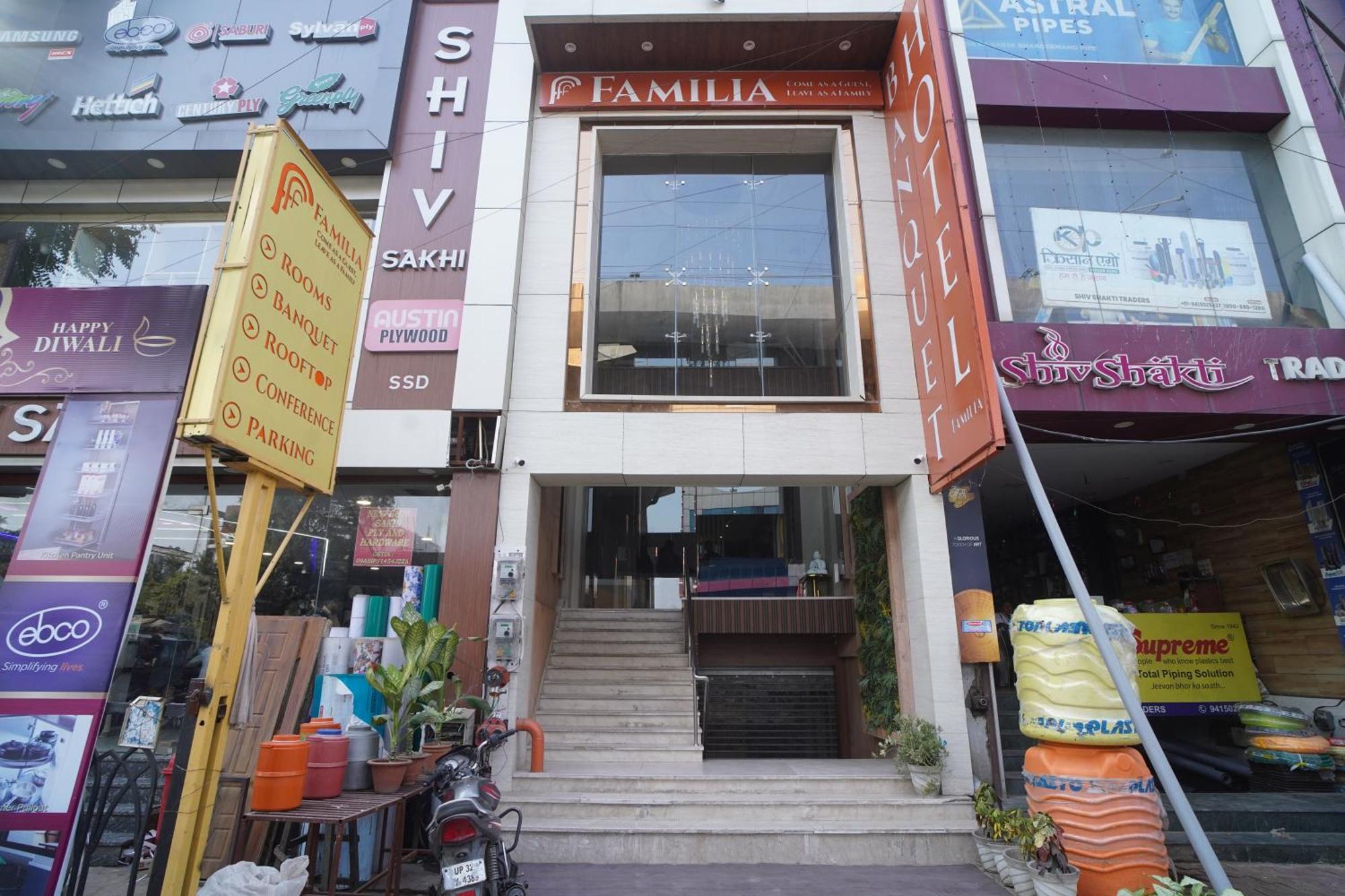 Familia Hotel And Banquets Lucknow Esterno foto