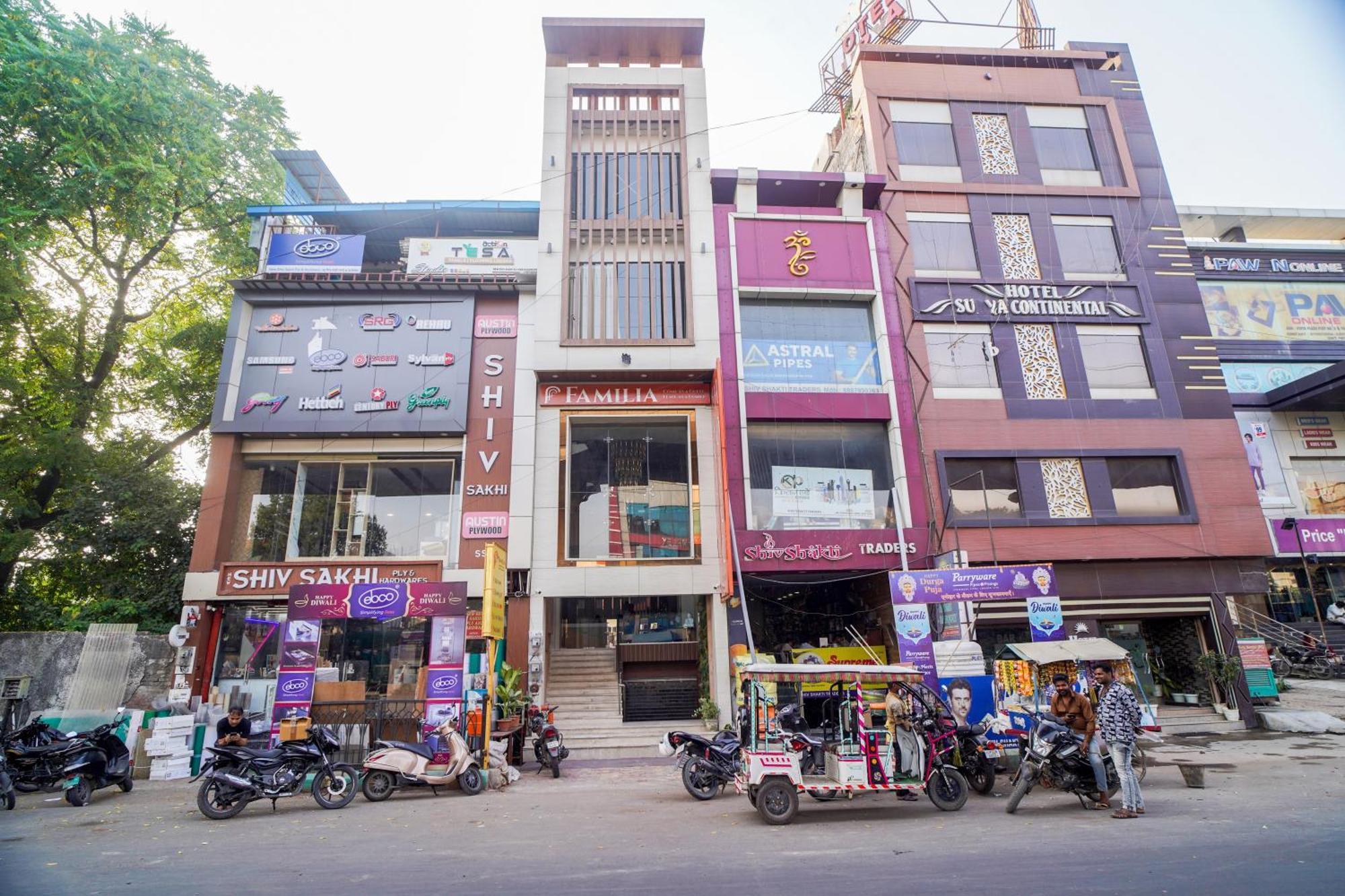 Familia Hotel And Banquets Lucknow Esterno foto