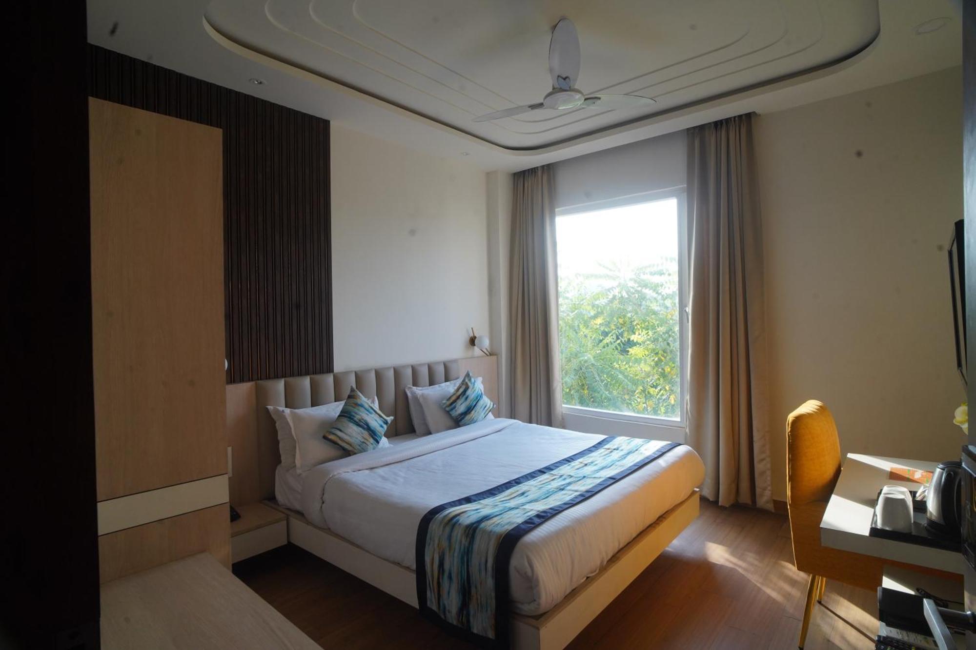 Familia Hotel And Banquets Lucknow Esterno foto